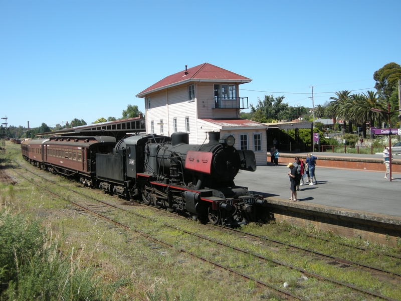 137463: Castlemaine Down Passenger to Maldon J 541