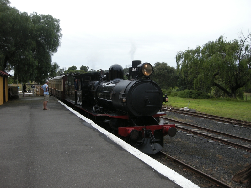 137480: Drysdale T 251 running round