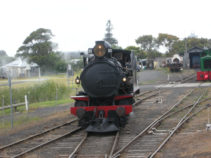 137491: Queenscliff T 251 running round