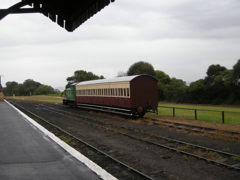 137493: Queenscliff V 8 and Evans Carriage