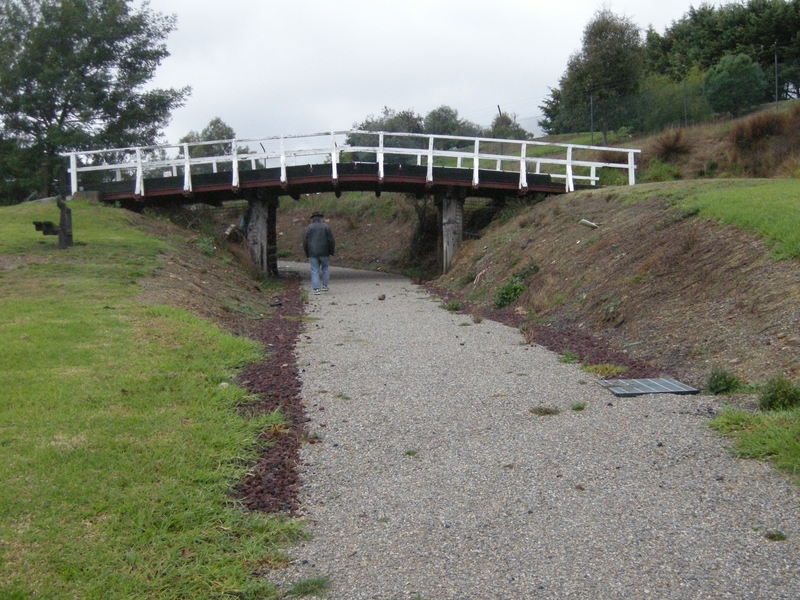 137654: Warburton Rail Trail near Mt Lilydale College looking East