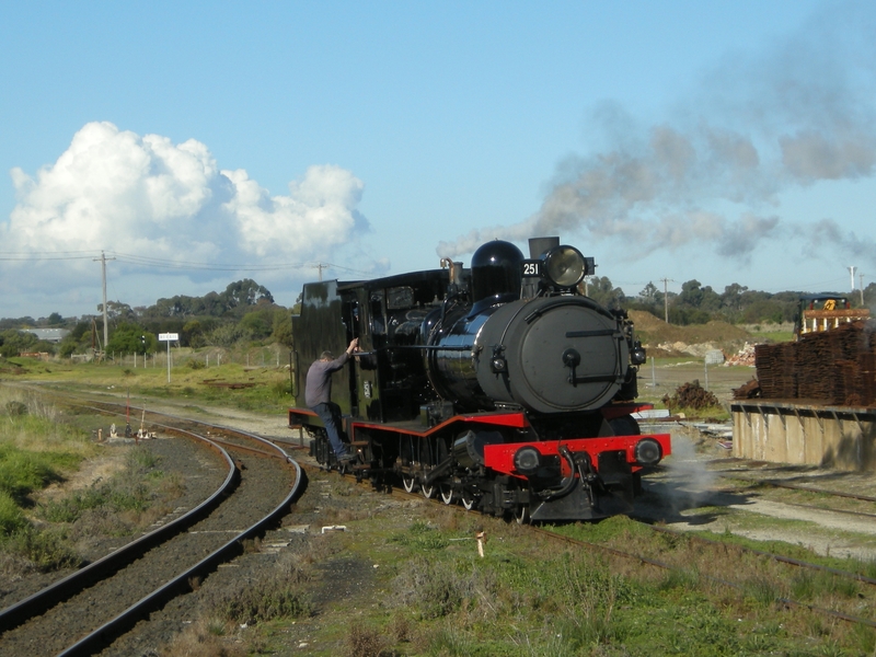 137698: Lakers Siding T 251 running round to form 1 40 pm Passenger to Queenscliff