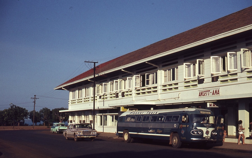 400130: Darwin NT Ansett Bus about to depart for Alice Springs