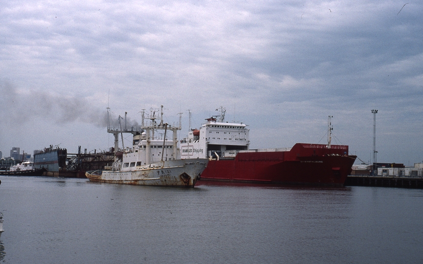 400634: Yarra downstream from Charles Grimes Bridge Chinese Tug preparing to take A J Wagglen Dock to China (later lost at sea), Photo Michael Venn