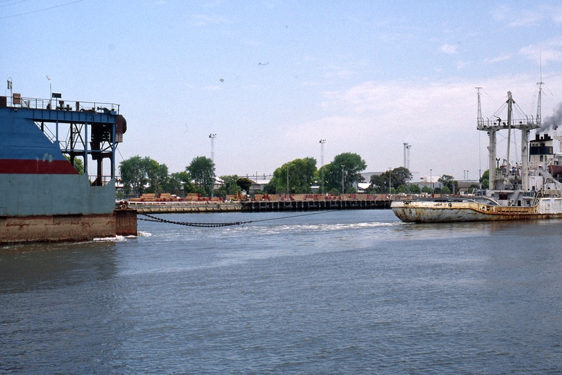 400636: Yarra opposite Victoria Dock Chinese Tug towing A J Wagglen Dock off to China (later lost at sea), Photo Michael Venn