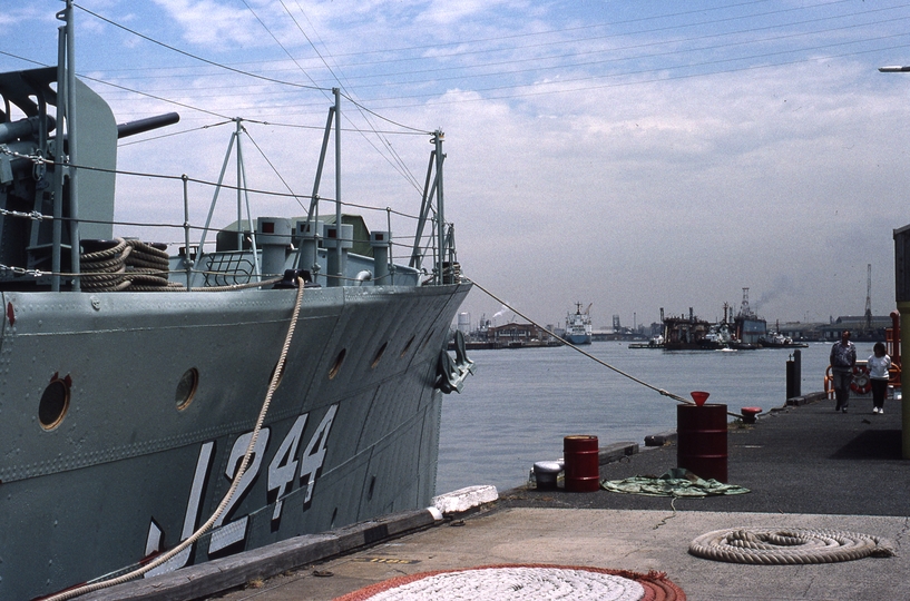 400638: Yarra opp Victoria Dock HMAS Castlemaine and A J Wagglen Dock off to China (later lost at sea), Photo Michael Venn