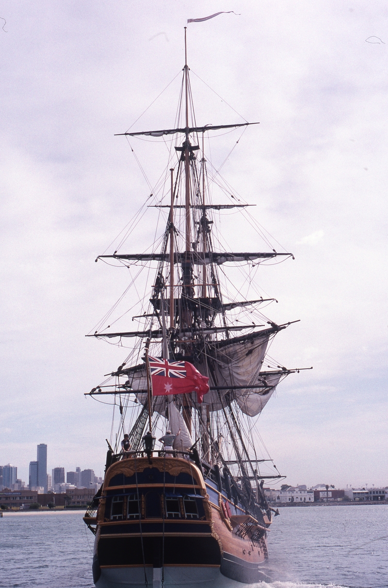 400651: Port Melbourne Victoria Replica Cook's Endeavour setting out from Station Pier