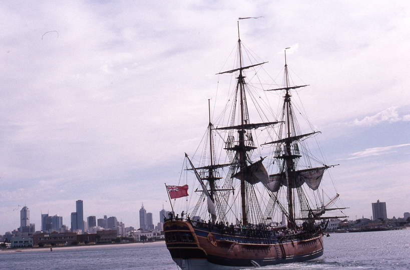 400653: Port Melbourne Victoria Replica Cook's Endeavour setting out from Station Pier