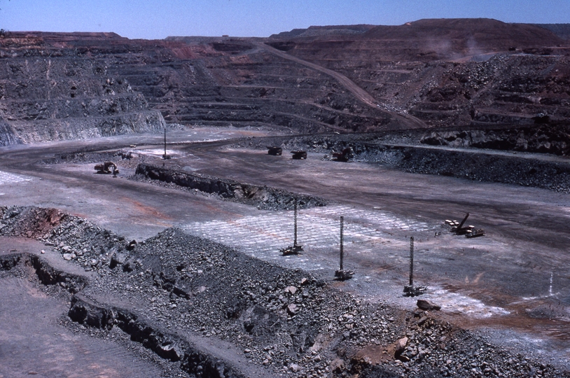 400702: near Boulder Western Australia The Big Pit