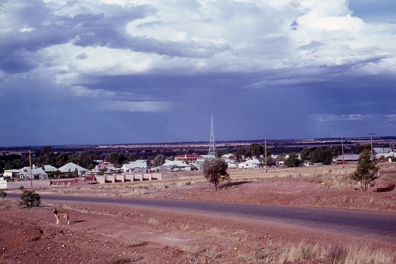 401540: Approaching Southern Cross Western Australia over Three Boys Hill Photo Wendy Langford